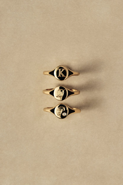 Mini Oval Signet Ring | Yellow Gold