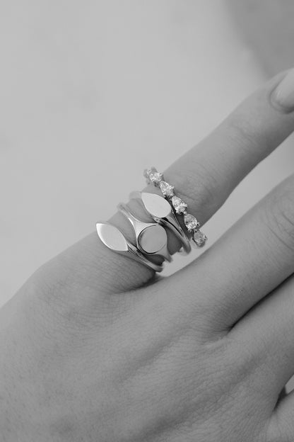 Mini Oval Signet Ring | Silver